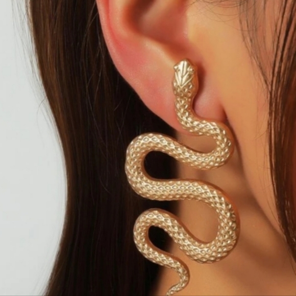 Stylish Gold Snake Design Pierced Earrings! Brand New! Never Been Worn! - Picture 2 of 7